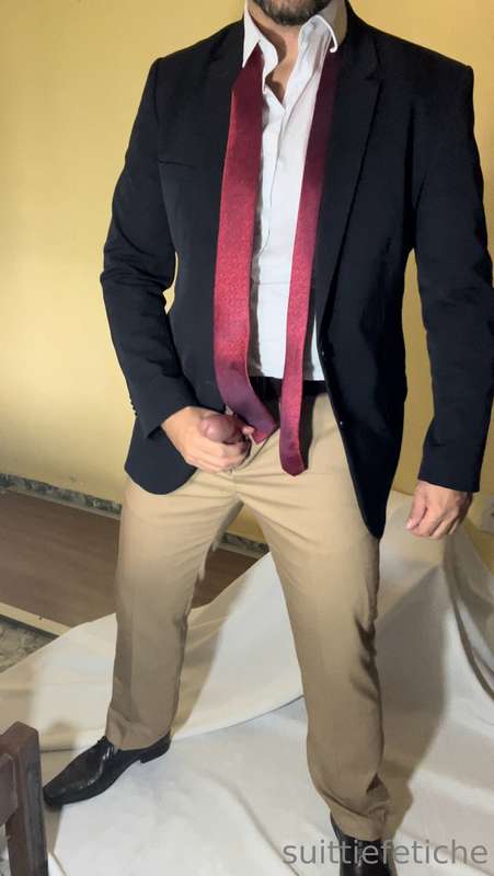 Cada vez me dá mais vontade de vestir roupa social. Gozo fác.. 28