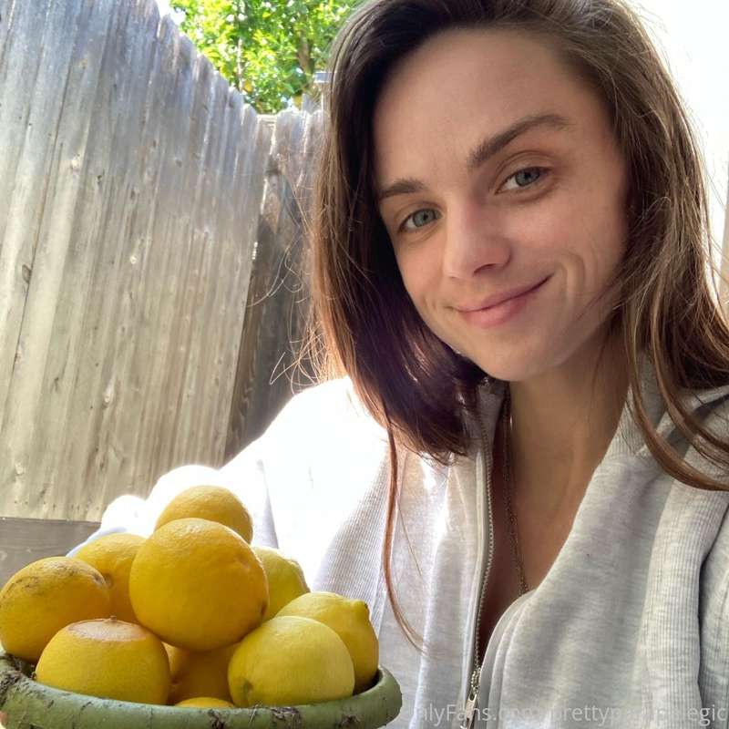 Happy Friday! Gonna make some lemonade :)