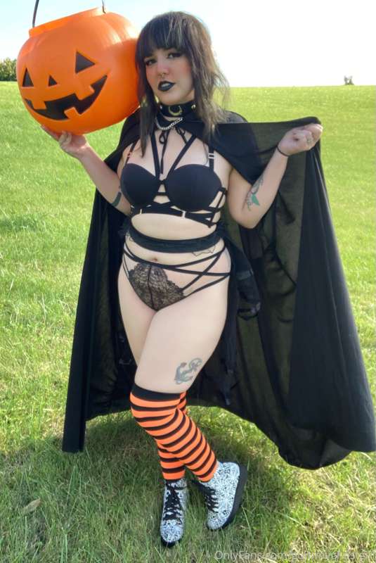 Happy Halloween to all of you! 🎃🧡 I hope you enjoyed my 31 d.. 24