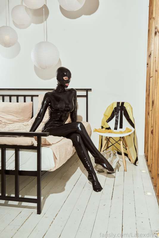 Latexdiva - Fansly - 19 Aug, 2022