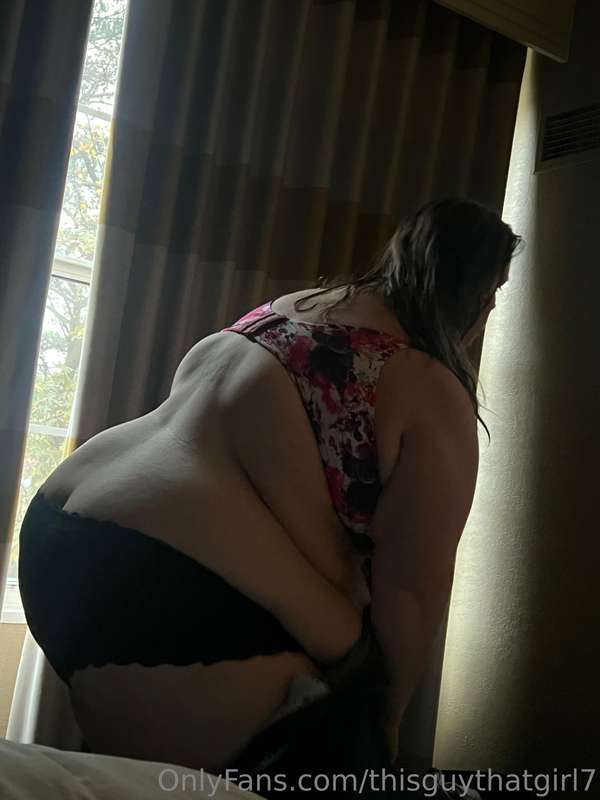 Secret shotz of Britt getting dressed 🤫 2
