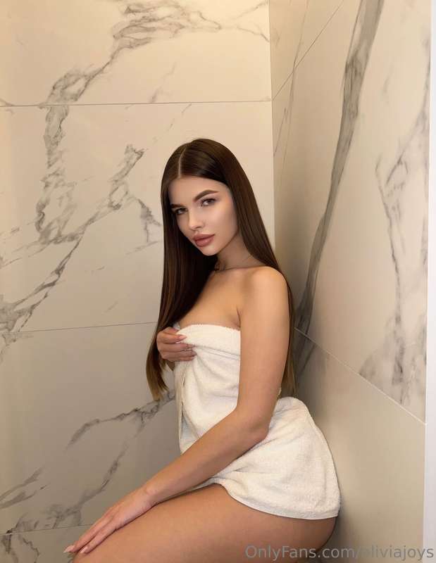 Hey can you join me in this cool bath?😖 I could use your hel..