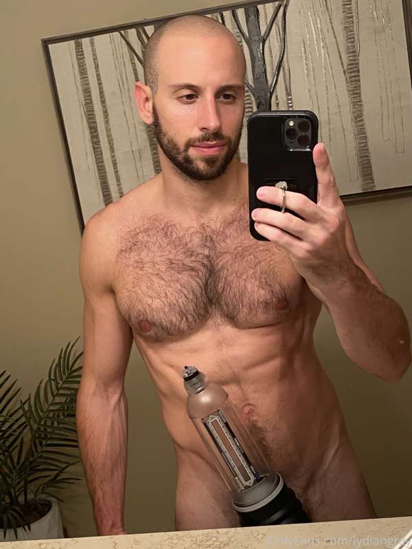 Who wants to see me hydro pump my fat dick swollen?