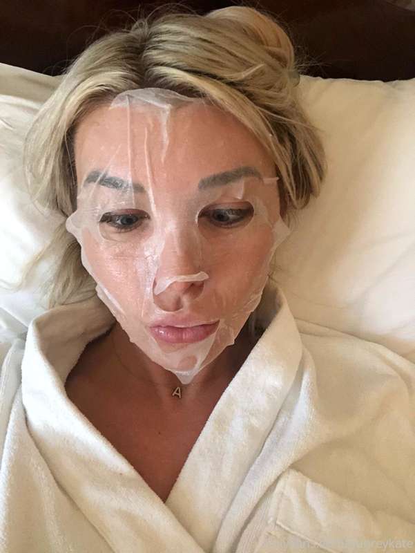 Face mask on 🧖🏼‍♀️ before make up comes ✌