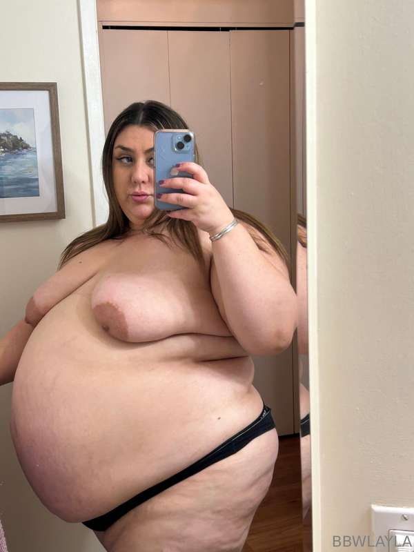 So bloated in this black thong 🥵 I look like a completely ro.. 4