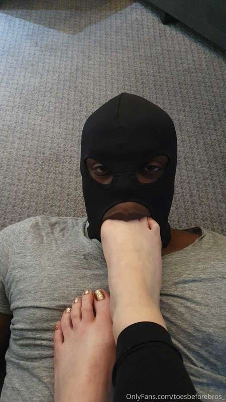 Wrapping my mouth around the sexy toes of @queengf90premium .. 2