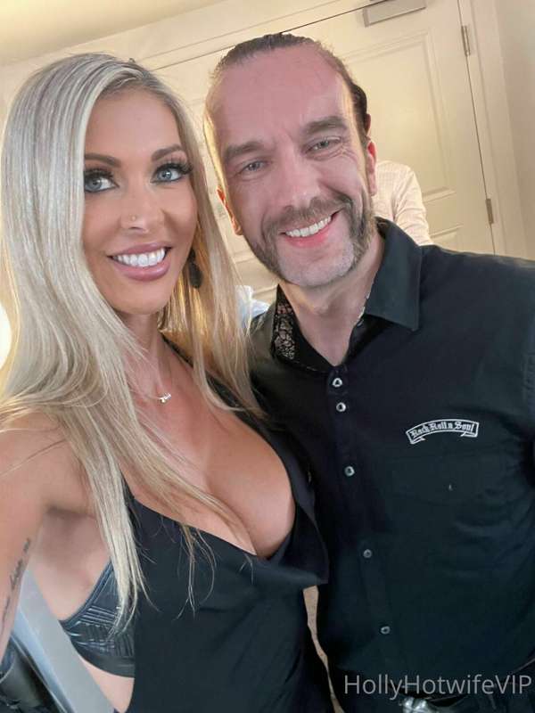 Photo dump from the Vegas Hotwife Tour! Sending out vid clip.. 4