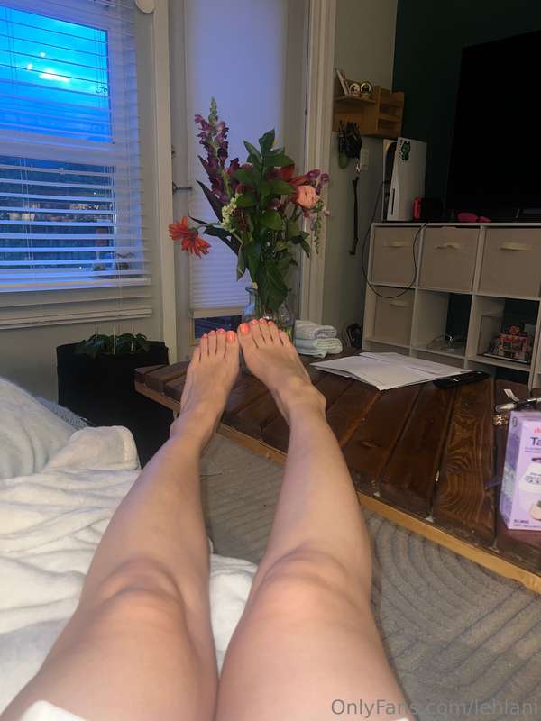 Getting distracted by my toes while I read 🩷💦 2