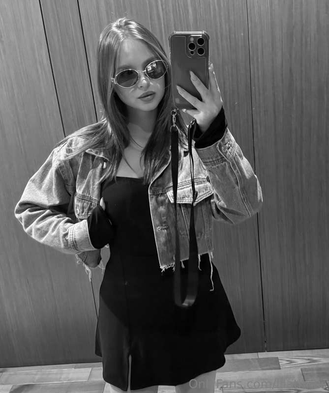 Let this city surrender to my beautiful feet, won't you?🖤