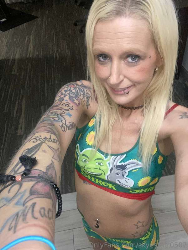 I’m ME laid back fun sexy and chill. Everyone who’s met me k.. 33