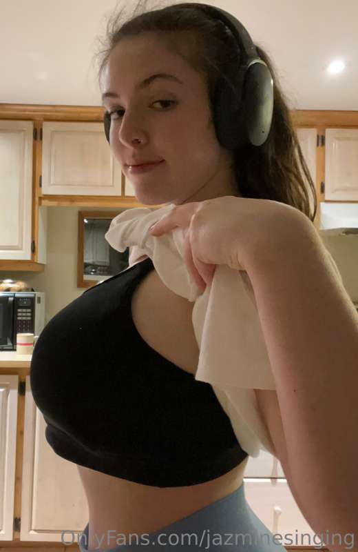 Someone asked for a side shot of my new bra💕