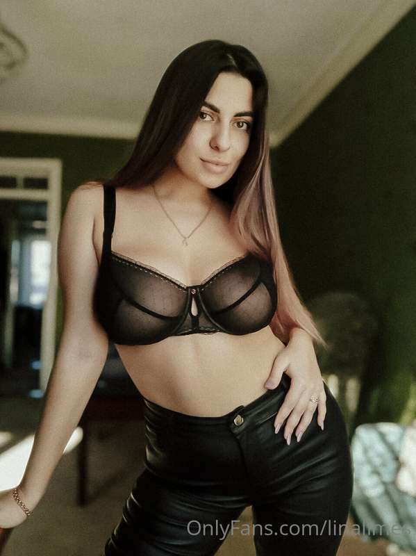 A girl in black at your service😈