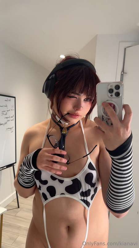 I’m so FUCKING horny looking at these photos fuckk I can’t s.. 10