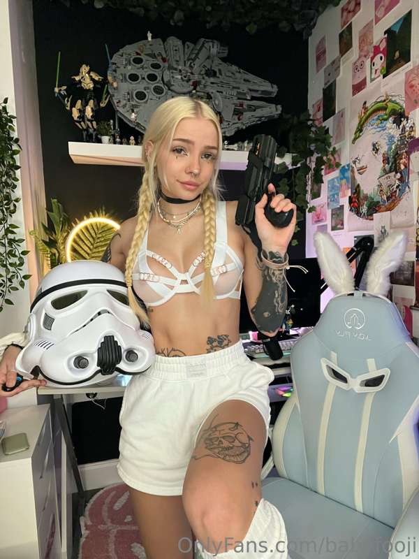 Hold it right there!! Drop your weapon! 🫵🏻🤭 4