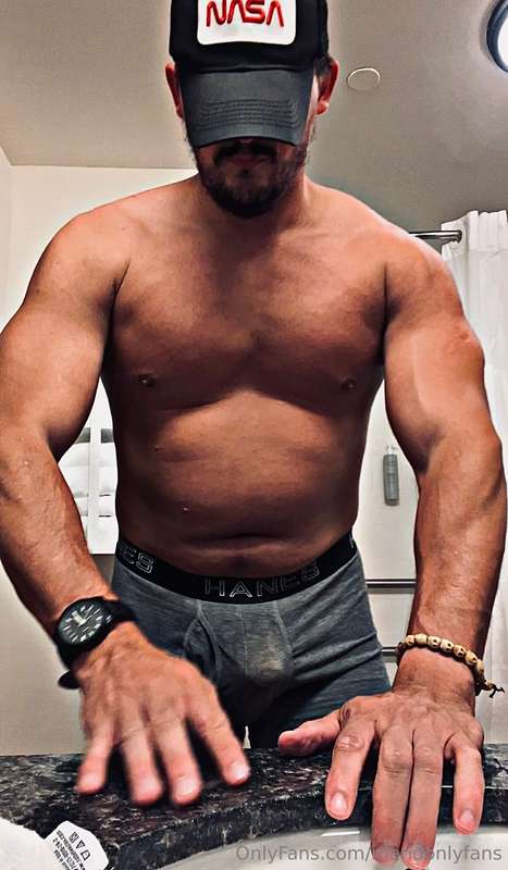 Just bored trying to see if I can cum by rubbing my 🍆 up aga..