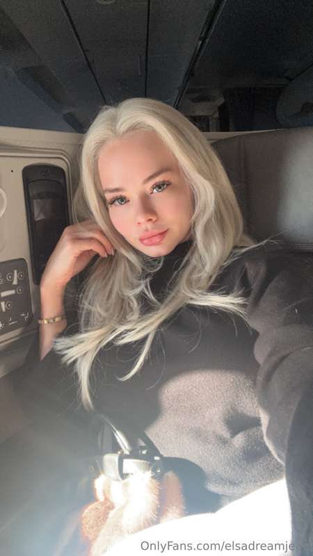 Travel daysss 😴✈️ Keep me company?📲 2