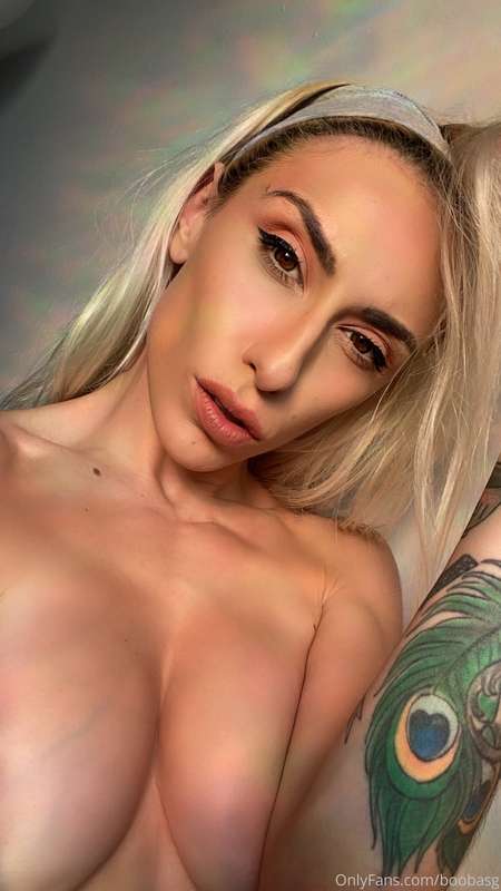 I’ll be live at 11pm EST 👑 you better be there! 💦