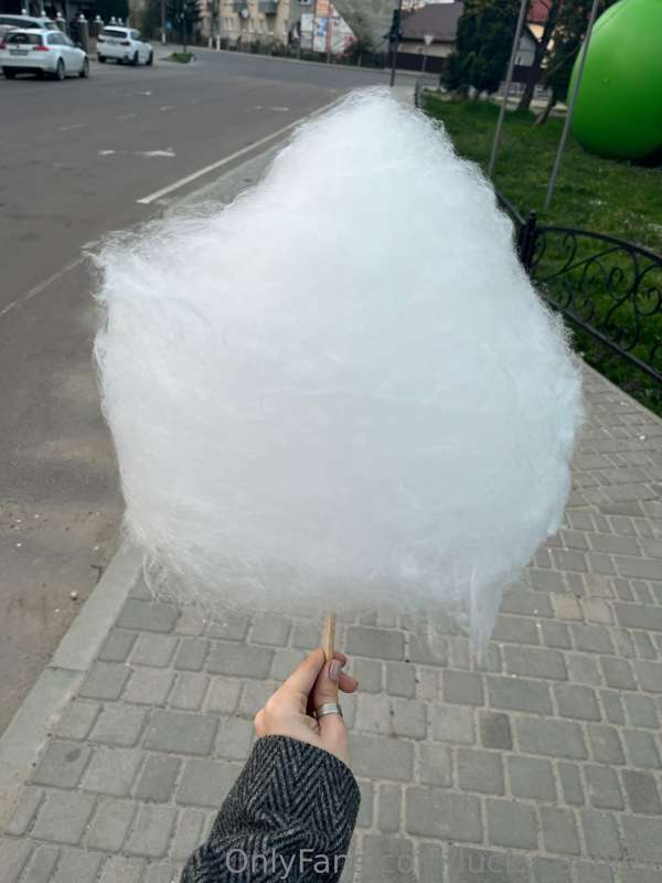 🍭 Did you know that cotton candy 🍥 was invented by a dentist.. 2