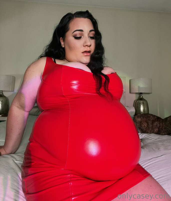 It’s a literal BEACHBALL 🎈🎈🎈🎈🎈 also, the arm fat in pic 3?!?..