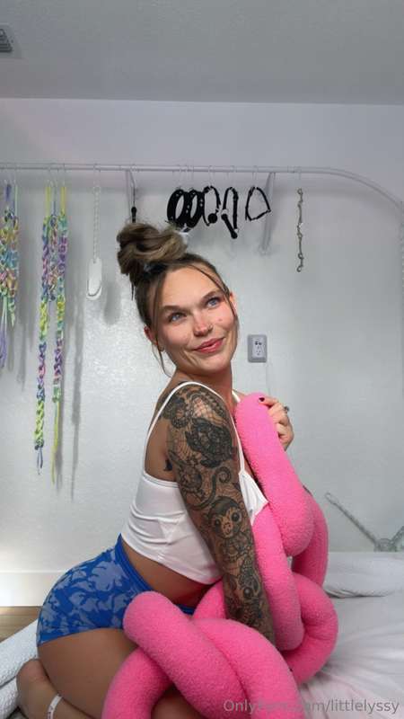 I rented a sex air b n b 😇😇 heheCum subscribe @lyssancris fo.. 5