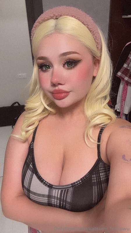 Trying out this blonde wig for a fresh change. Keeping the s..
