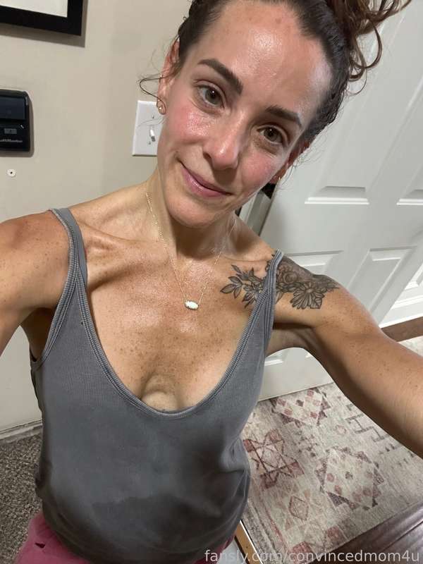 Convincedmom4U - Fansly - 02 Apr, 2025