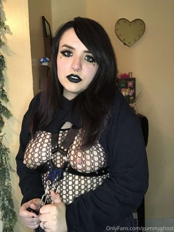 What happens when you get your goth gf home 🥀 27