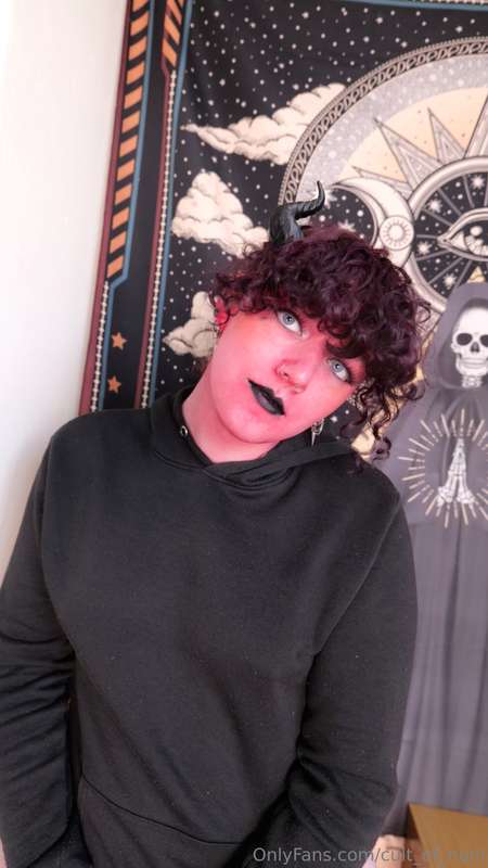 Tried on some tiefling makeup today! Planning on using it in.. 4