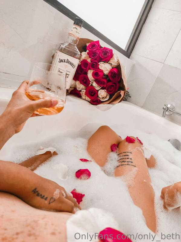Un rico baño de espuma acompañada de la persona correcta😏