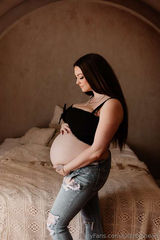 Got some maternity photos back 🥹✨ is your goddess glowing? 😉
