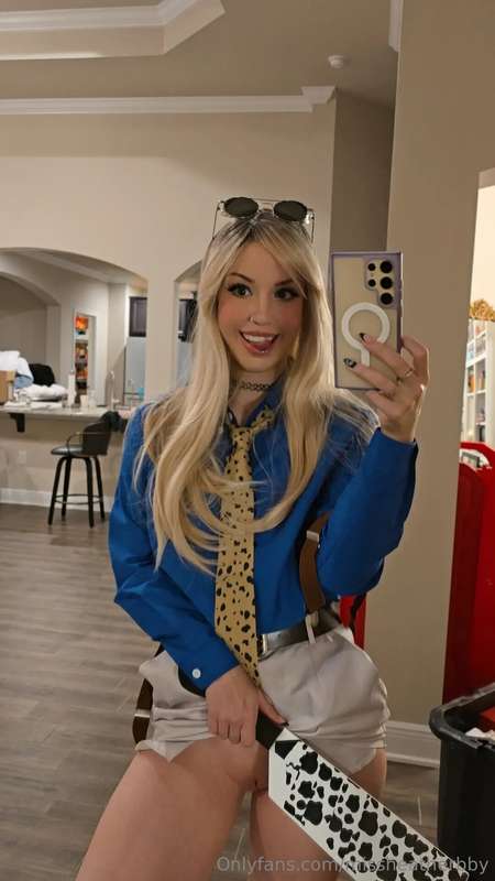 Can you guess who I'm cosplaying? 😏 I'm live on cb now. Come.. 2