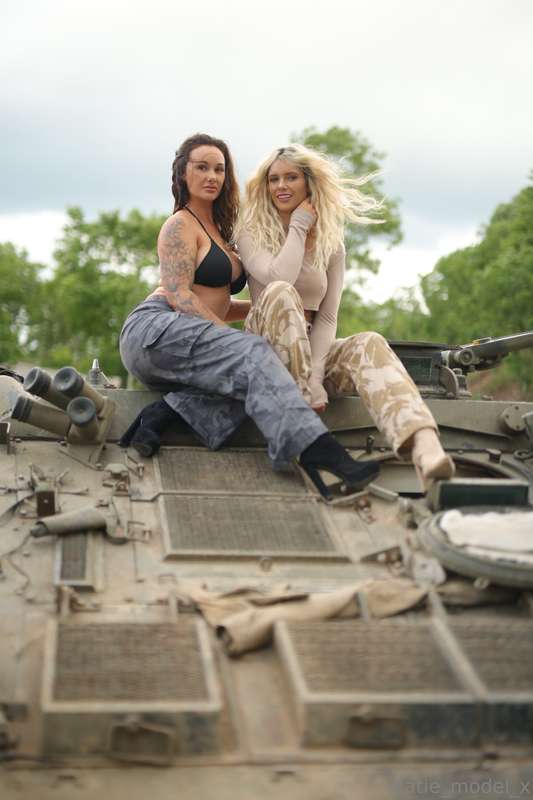 Who want to see me and @louisa34xx play dress up? 💗😜