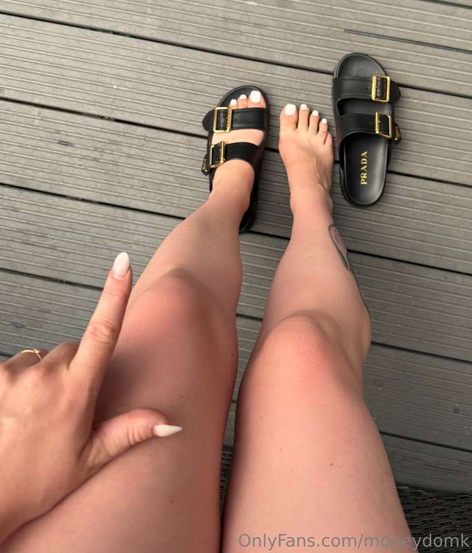 Gestern kam ein Paket an. Neue Prada Sandalen von meinem sub..