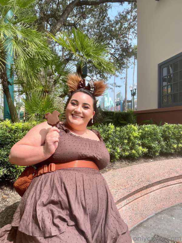 The fattest place on earth 🧸🛸 🐻🤎 Not pictured, me and Mando ..