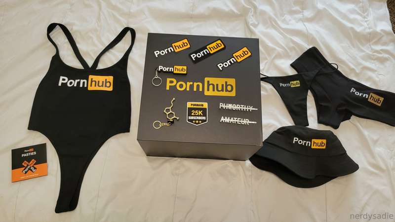 I got my Pornhub 25k subscriber prize merch! 🥳

Thank you to.. 15