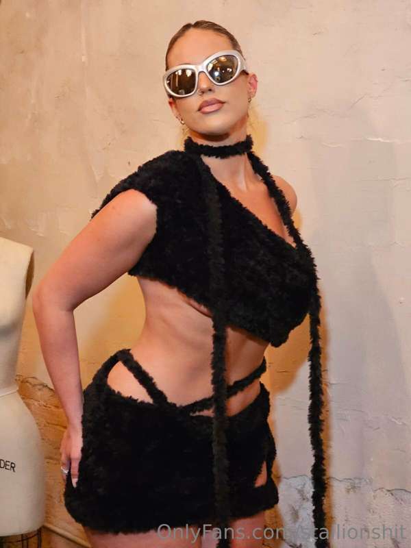 I'm a goddess! I am a diva! I'm your piece of art, your Mona..