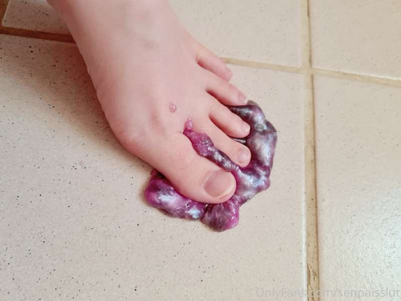 Felt so good having the cold slime between my toes 😍 Makes m.. 1