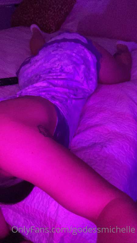 En la cama, portarse mal siempre es algo bueno. 🛌💜🤍💕😈💦 1