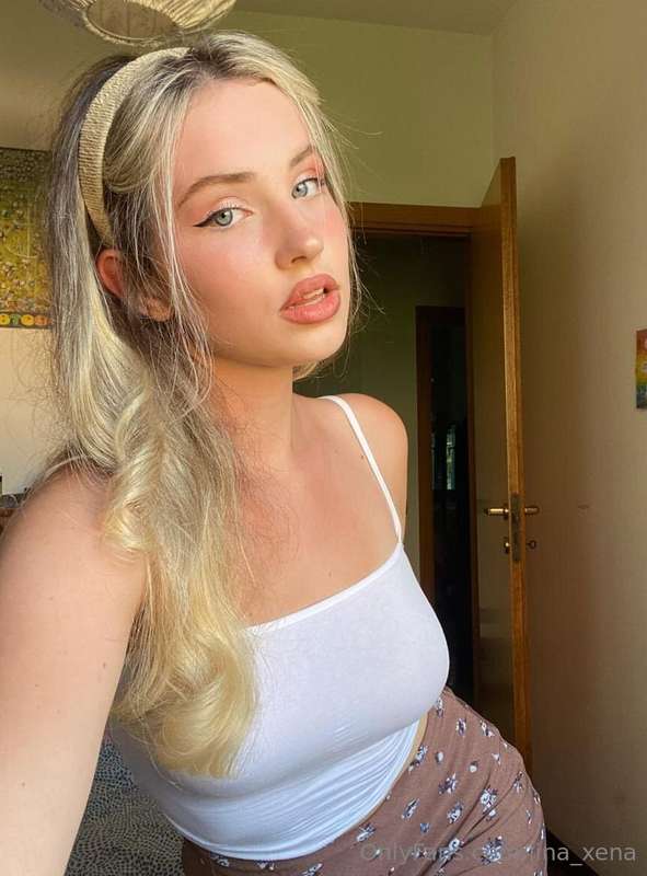 Hot blonde @carol_elena just turned 18 😏🥵🍌SHE IS CRAVING DEE..