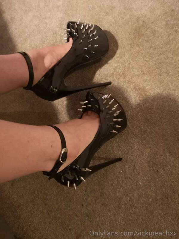 Ball busting shoe's  Which submissive think they could handl..