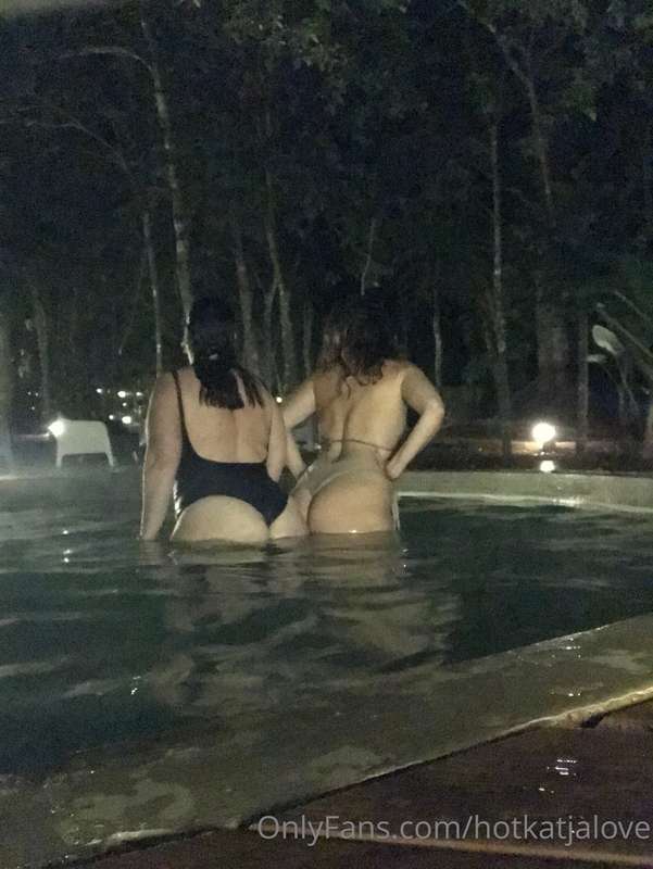 Hi Babe! With my friend @hornyamore we are enjoying our vaca..