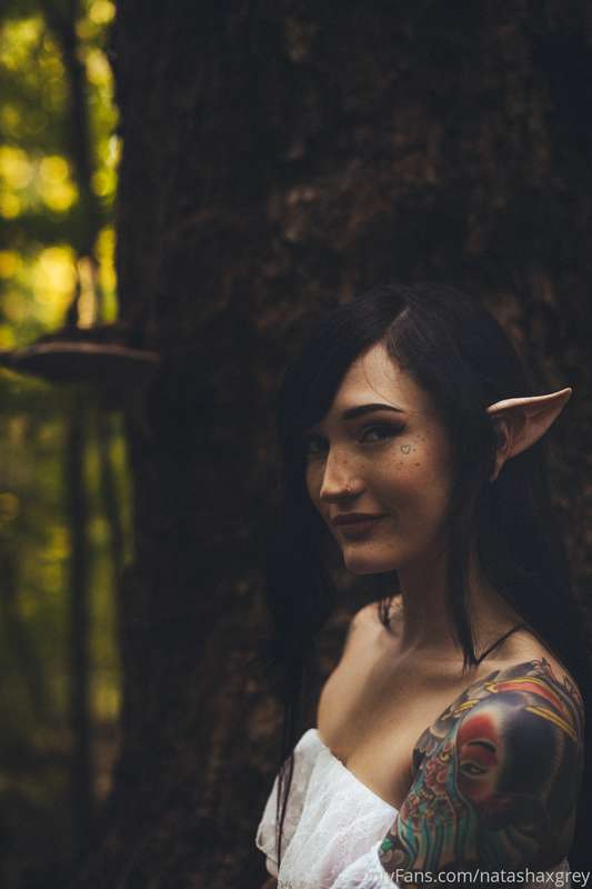 Full elf girl photo set <3 swipe through to see me strip in .. 7