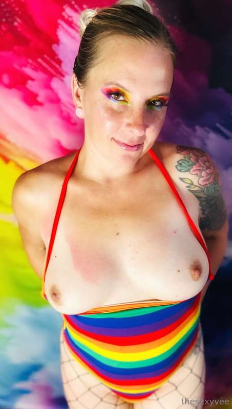 Sexy Sunday! Thought I would splash you with color and titti.. 2