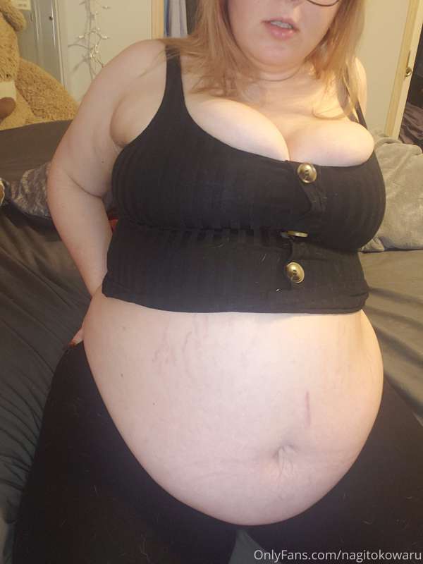 Do you guys like watching me eat? Who likes when I show my l.. 4