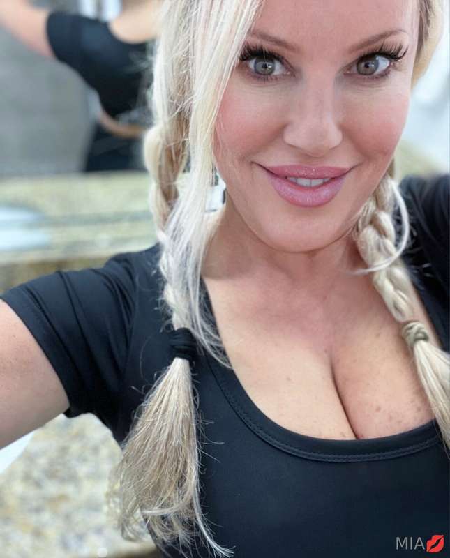 There’s 3 new vids on my VIP page and I’m soaked in every on..