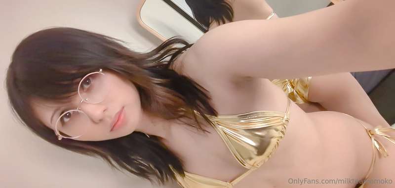 glossy lips for kissing <3  May 2024 24