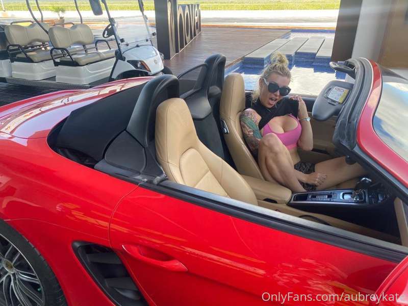 I was feeling fire 🔥 in this sexy Porsche 😋