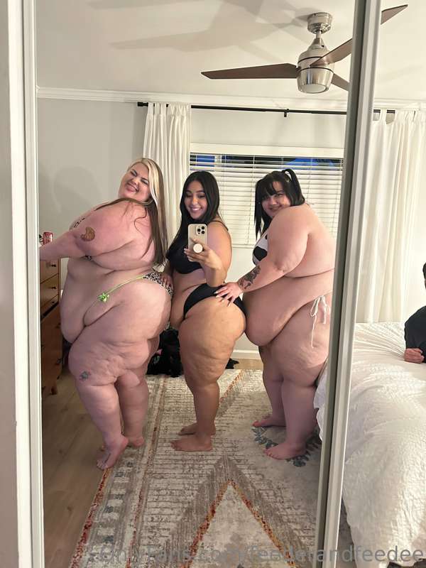 Over 1000lbs of woman and we barely fit in the mirror 🥵 bein.. 3