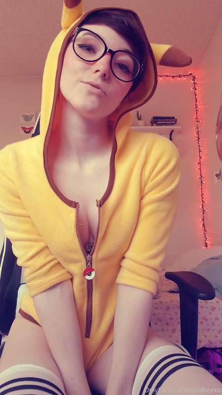 pika pika 💛 have a safe and fun Halloween! 3
