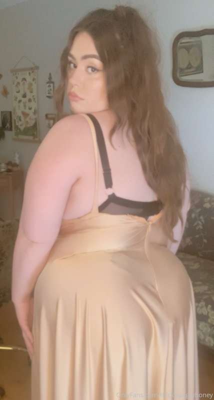 I felt SO hot and *H U G E* in this dress!!!!! I took so man.. 7